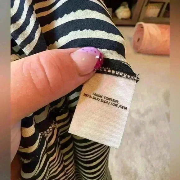 10 Crosby Derek Lam Womens Size 8 Silk Double Hem Sleeveless Blouse Black White - Picture 3 of 4